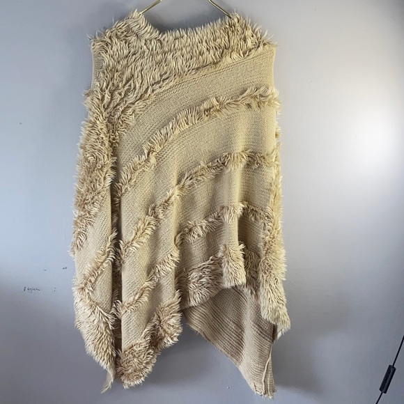 Charlie Paige Cream Textured Poncho - Picture 8 of 13